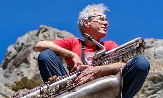 Sonst ist Andreas Kaling meist mit dem Saxofon unterwegs, zurzeit fällt vieles flach. - Bernd Märtens Sonst ist Andreas Kaling meist mit dem Saxofon unterwegs, zurzeit fällt vieles flach. - Bernd Märtens