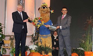 Christoph Landscheidt (rechts) überreicht den Landesgartenschau-Spaten an Daniel Hartmann. - Stefan Büschken Christoph Landscheidt (rechts) überreicht den Landesgartenschau-Spaten an Daniel Hartmann. - Stefan Büschken