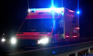 Ein Notarzt-Team eilte zur Unfallstelle. - picture alliance / Jens Niering Ein Notarzt-Team eilte zur Unfallstelle. - picture alliance / Jens Niering