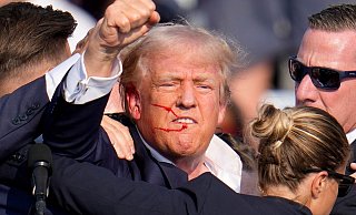 Mitte Juli eröffnete ein Attentäter bei einer Wahlkampfkundgebung in Butler das Feuer auf Donald Trump. (Archivbild) - Gene J. Puskar/AP/dpa Mitte Juli eröffnete ein Attentäter bei einer Wahlkampfkundgebung in Butler das Feuer auf Donald Trump. (Archivbild) - Gene J. Puskar/AP/dpa