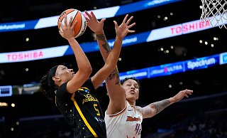 Basketballerin Hamby spielt inzwischen für die Los Angeles Sparks - weil ihr Ex-Team sie wegen ihrer Schwangerschaft abgegeben hat, wie sie behauptet. - Ashley Landis/AP/dpa Basketballerin Hamby spielt inzwischen für die Los Angeles Sparks - weil ihr Ex-Team sie wegen ihrer Schwangerschaft abgegeben hat, wie sie behauptet. - Ashley Landis/AP/dpa