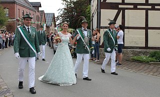 Im Mittelpunkt: Das Königspaar Thomas und Maria Behler beim Festumzug durch Erkeln. Die St.-Petrus-Schützenbruderschaft eröffnete den Reigen der Feste im Kreis Höxter – und wurde von zahlreichen Zuschauern bejubelt. - Manuela Puls Im Mittelpunkt: Das Königspaar Thomas und Maria Behler beim Festumzug durch Erkeln. Die St.-Petrus-Schützenbruderschaft eröffnete den Reigen der Feste im Kreis Höxter – und wurde von zahlreichen Zuschauern bejubelt. - Manuela Puls