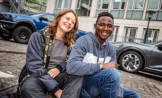 Visum wird nicht verlängert: Moses Kasawuri (hier mit seiner Freundin) braucht dringend einen Ausbildungsplatz. - Mike-Dennis Müller / www.mdm.photo Visum wird nicht verlängert: Moses Kasawuri (hier mit seiner Freundin) braucht dringend einen Ausbildungsplatz. - Mike-Dennis Müller / www.mdm.photo