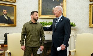 US-Präsident Joe Biden (r) trifft seinen ukrainischen Amtskollegen Wolodymyr Selenskyj im Oval Office des Weißen Hauses. - Evan Vucci/AP/dpa US-Präsident Joe Biden (r) trifft seinen ukrainischen Amtskollegen Wolodymyr Selenskyj im Oval Office des Weißen Hauses. - Evan Vucci/AP/dpa