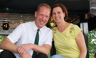 Neue Majestäten: Frank und Sabine Hermelingmeier besteigen den Steinhorster Thron. - Regina Brucksch Neue Majestäten: Frank und Sabine Hermelingmeier besteigen den Steinhorster Thron. - Regina Brucksch