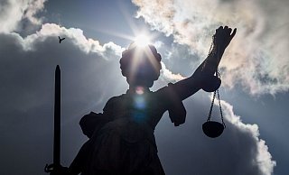 Das Schöffengericht Minden verurteilte den Hüllhorster jetzt wegen erneuten Besitzes und Tauschs von kinderpornografischen Bildern zu einem Jahr und zwei Monaten Haft. - picture alliance / dpa Das Schöffengericht Minden verurteilte den Hüllhorster jetzt wegen erneuten Besitzes und Tauschs von kinderpornografischen Bildern zu einem Jahr und zwei Monaten Haft. - picture alliance / dpa