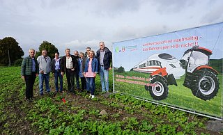 Zeigen das Plakat der Landwirte auf dem Hof Mettenbrink in Herford-Elverdissen: Hermann Dedert, Michael Stücke, Friederike Detering, Karl-Heinz Paschetag, Jochen Höner, Angelika Riso-Paschetag, Jobst Richter, Ursula Mettenbrink, Georg Mettenbrink. - Christina Römer Zeigen das Plakat der Landwirte auf dem Hof Mettenbrink in Herford-Elverdissen: Hermann Dedert, Michael Stücke, Friederike Detering, Karl-Heinz Paschetag, Jochen Höner, Angelika Riso-Paschetag, Jobst Richter, Ursula Mettenbrink, Georg Mettenbrink. - Christina Römer