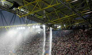 Der Kletterer hatte sich in der Dachkonstruktion des Stadions aufgehalten. Das Spiel war wegen eines Gewitters unterbrochen worden. (Archivfoto) - Marcus Brandt/dpa Der Kletterer hatte sich in der Dachkonstruktion des Stadions aufgehalten. Das Spiel war wegen eines Gewitters unterbrochen worden. (Archivfoto) - Marcus Brandt/dpa