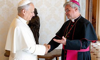 Audienz in Rom: Papst Leo XIV. (l.) empfängt Udo Markus Bentz, Erzbischof von Paderborn im Vatikan. - Vatican Media/Romano Siciliani/K Audienz in Rom: Papst Leo XIV. (l.) empfängt Udo Markus Bentz, Erzbischof von Paderborn im Vatikan. - Vatican Media/Romano Siciliani/K