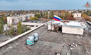 Russische Soldaten hissen in einer Ortschaft auf einem Gebäude eine Fahne nach dessen Einnahme. (Archivbild/Handout) - Uncredited/Russian Defense Ministry Press Service/AP/dpa Russische Soldaten hissen in einer Ortschaft auf einem Gebäude eine Fahne nach dessen Einnahme. (Archivbild/Handout) - Uncredited/Russian Defense Ministry Press Service/AP/dpa