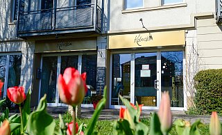 Die Türen bleiben zu: Das Café Koberstein muss wie alle Gastronomiebetriebe in Paderborn derzeit geschlossen bleiben. Für die Inhaberin und ihre Mitarbeiter eine schwierige Situation. - Lena Henning Die Türen bleiben zu: Das Café Koberstein muss wie alle Gastronomiebetriebe in Paderborn derzeit geschlossen bleiben. Für die Inhaberin und ihre Mitarbeiter eine schwierige Situation. - Lena Henning