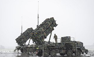 Ein Bundeswehr-Soldat steht Anfang April auf einem Anhänger mit Abschussrampen für Lenkflugkörper des Patriot-Luftabwehrsystems auf einem schneebedeckten Feld im südosten Polens. - Sebastian Kahnert/dpa Ein Bundeswehr-Soldat steht Anfang April auf einem Anhänger mit Abschussrampen für Lenkflugkörper des Patriot-Luftabwehrsystems auf einem schneebedeckten Feld im südosten Polens. - Sebastian Kahnert/dpa