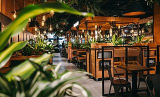 Der Foodcourt im zweiten Obergeschoss bekommt ein spannendes neues Restaurant mit 44 Sitzplätzen. Hier gibt es bald Fritten mit kreativen Toppings. - Frittenwerk Pommesmanufaktur/ Markus Braumann Der Foodcourt im zweiten Obergeschoss bekommt ein spannendes neues Restaurant mit 44 Sitzplätzen. Hier gibt es bald Fritten mit kreativen Toppings. - Frittenwerk Pommesmanufaktur/ Markus Braumann