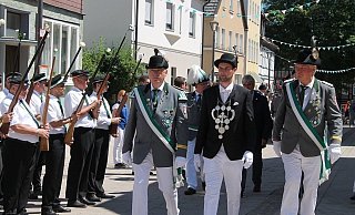 Der neue Schützenkönig Max Menne bei der Abnahme der Front während der Parade auf dem Marktplatz. Begleitet wird er von den Dechanten Dirk Kreuzburg und Rudi Beine. - Manuela Puls Der neue Schützenkönig Max Menne bei der Abnahme der Front während der Parade auf dem Marktplatz. Begleitet wird er von den Dechanten Dirk Kreuzburg und Rudi Beine. - Manuela Puls