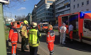 Rettungskräfte in Schutzanzügen befinden sich am Einsatzort. - Christian Mathiesen Rettungskräfte in Schutzanzügen befinden sich am Einsatzort. - Christian Mathiesen
