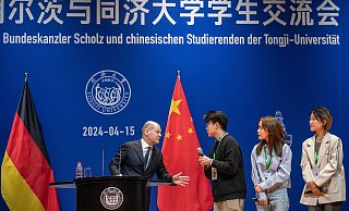 Bundeskanzler Olaf Scholz nimmt an einer Townhall mit Studierenden an der Tongji-Universität teil. - Michael Kappeler/dpa Bundeskanzler Olaf Scholz nimmt an einer Townhall mit Studierenden an der Tongji-Universität teil. - Michael Kappeler/dpa