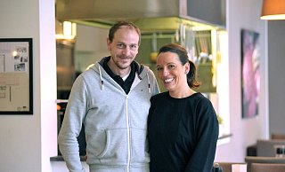 Halten zusammen: Nadine und Thorsten Dietz haben sich mit ihrem eigenen Restaurant einen Traum erfüllt. Und knicken beim ersten Sturm nicht gleich ein. - Nicole Donath Halten zusammen: Nadine und Thorsten Dietz haben sich mit ihrem eigenen Restaurant einen Traum erfüllt. Und knicken beim ersten Sturm nicht gleich ein. - Nicole Donath