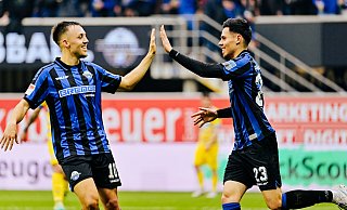 Raphael Obermair (r.), der soeben den Paderborner 2:0-Treffer gegen Braunschweig erzielt hat, klatscht mit seinem Teamkollegen Julian Justvan ab. - Besim Mazhiqi Raphael Obermair (r.), der soeben den Paderborner 2:0-Treffer gegen Braunschweig erzielt hat, klatscht mit seinem Teamkollegen Julian Justvan ab. - Besim Mazhiqi