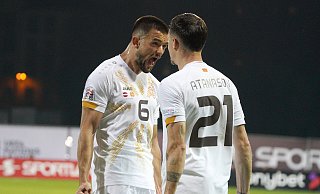 Visar Musliu (l.) jubelt mit dem Torschützen Jani Atanasov über Nordmazedoniens 1:0-Treffer in Riga. - Imago Images Visar Musliu (l.) jubelt mit dem Torschützen Jani Atanasov über Nordmazedoniens 1:0-Treffer in Riga. - Imago Images