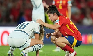 Die Siegerinnen zeigen Mitgefühl: Spaniens Lucia Garcia (r) tröstet Viola Calligaris. - Alessandra Tarantino/AP/dpa Die Siegerinnen zeigen Mitgefühl: Spaniens Lucia Garcia (r) tröstet Viola Calligaris. - Alessandra Tarantino/AP/dpa
