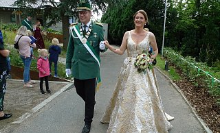 Majestätisch: König Stefan Buschmeier und seine Frau Isabell. - Loni Maoro Majestätisch: König Stefan Buschmeier und seine Frau Isabell. - Loni Maoro