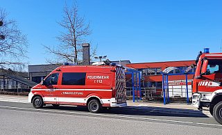 Die Feuerwehr Nieheim rückte mit zahlreichen Fahrzeugen zur Grundschule an, um das Gebäude zu evakuieren. - NW Die Feuerwehr Nieheim rückte mit zahlreichen Fahrzeugen zur Grundschule an, um das Gebäude zu evakuieren. - NW