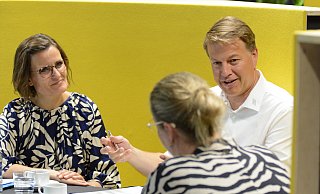 Jana Schönfeld (l.) und Michael Lehmkuhl von der Hettich-Geschäftsführung gewähren im NW-Interview Einblick in die aktuelle Unternehmenssituation. - Sven Hauhart Jana Schönfeld (l.) und Michael Lehmkuhl von der Hettich-Geschäftsführung gewähren im NW-Interview Einblick in die aktuelle Unternehmenssituation. - Sven Hauhart