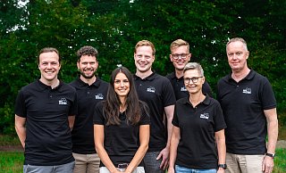 Dr. Kasper van der Zwan (v. l.), Sascha Potthoff-Wenner, Rosa Marciano, Dennis Kleine-Tebbe, Henry Spiering, Eva Willich und Volker Willich stehen hinter der Idee von Wax Solutions. - Eric Eggert Dr. Kasper van der Zwan (v. l.), Sascha Potthoff-Wenner, Rosa Marciano, Dennis Kleine-Tebbe, Henry Spiering, Eva Willich und Volker Willich stehen hinter der Idee von Wax Solutions. - Eric Eggert