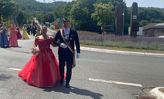 Schützenkönig, Dennis Schobert (31) und Isabell Brune-Brockmeyer (34) wurden während des Umzugs von allen Seiten gefeiert. - Sophia Bruch Schützenkönig, Dennis Schobert (31) und Isabell Brune-Brockmeyer (34) wurden während des Umzugs von allen Seiten gefeiert. - Sophia Bruch
