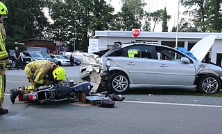 Ein Auffahrunfall löst die Kollision mit dem Motoradfahrer aus. - Feuerwehr Delbrück Ein Auffahrunfall löst die Kollision mit dem Motoradfahrer aus. - Feuerwehr Delbrück