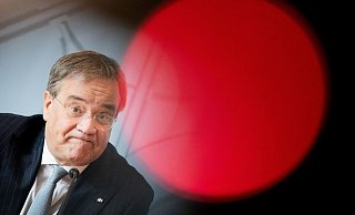 Eigentlich hatte sich Armin Laschet vorgenommen, früh aus den Corona-Maßnahmen auszusteigen. - picture alliance/dpa Eigentlich hatte sich Armin Laschet vorgenommen, früh aus den Corona-Maßnahmen auszusteigen. - picture alliance/dpa
