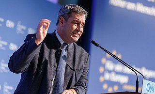 Markus Söder (CSU) spricht während der CSU-Delegiertenversammlung zur Europawahl. - Daniel Karmann/dpa Markus Söder (CSU) spricht während der CSU-Delegiertenversammlung zur Europawahl. - Daniel Karmann/dpa
