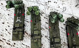Das vom Pressedienst des russischen Verteidigungsministeriums zur Verfügung gestellte Foto zeigt Einheiten des Luftabwehrsystems S-400 während der militärischen Übungen «Union Courage-2022» in der Region Brest in Belarus. - Foto: Uncredited/Russian Defense Ministry Press Service/AP/dpa Das vom Pressedienst des russischen Verteidigungsministeriums zur Verfügung gestellte Foto zeigt Einheiten des Luftabwehrsystems S-400 während der militärischen Übungen «Union Courage-2022» in der Region Brest in Belarus. - Foto: Uncredited/Russian Defense Ministry Press Service/AP/dpa