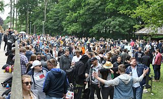 Ein Bild aus der Vergangenheit: Am Vatertag 2019 drängten sich im Sielpark 1.000 und mehr vornehmlich junge Menschen. - Benjamin Büschenfeld | Sportfoto-OWL.de Ein Bild aus der Vergangenheit: Am Vatertag 2019 drängten sich im Sielpark 1.000 und mehr vornehmlich junge Menschen. - Benjamin Büschenfeld | Sportfoto-OWL.de
