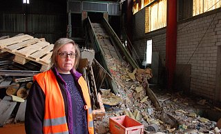 Der Brandort: Geschäftsführerin Alexandra Potthast in der Lagerhalle, die inzwischen wieder genutzt werden kann. - Mathias Brüggemann Der Brandort: Geschäftsführerin Alexandra Potthast in der Lagerhalle, die inzwischen wieder genutzt werden kann. - Mathias Brüggemann
