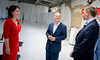 Annalena Baerbock (l), Olaf Scholz (M, SPD) und Christian Lindner. - picture alliance/dpa Annalena Baerbock (l), Olaf Scholz (M, SPD) und Christian Lindner. - picture alliance/dpa