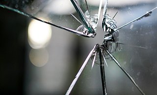 Der Busfahrer wurde verletzt. - Symbolfoto Der Busfahrer wurde verletzt. - Symbolfoto