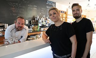 Koch Gilbert Scheid (l.) mit seiner Lebenspartnerin Anke Giffarth und ihrem Sohn Nicolas, die für den Service zuständig sind. - Holger Kosbab Koch Gilbert Scheid (l.) mit seiner Lebenspartnerin Anke Giffarth und ihrem Sohn Nicolas, die für den Service zuständig sind. - Holger Kosbab