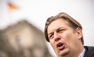 Der Europaabgeordnete steht wegen möglicher Russland- und China-Verbindungen auch selbst im Fokus. - Michael Kappeler/dpa Der Europaabgeordnete steht wegen möglicher Russland- und China-Verbindungen auch selbst im Fokus. - Michael Kappeler/dpa