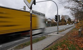 Die bisher als B 68 bekannte Straße heißt künftig unter anderem Brackweder Straße. - Uwe Pollmeier Die bisher als B 68 bekannte Straße heißt künftig unter anderem Brackweder Straße. - Uwe Pollmeier