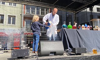 Tom Mot experimentiert mit dem Chemiker Andreas Hoischen. - Dana Johanna Stoll Tom Mot experimentiert mit dem Chemiker Andreas Hoischen. - Dana Johanna Stoll