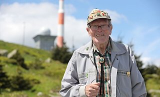Rekordwanderer Benno Schmidt, alias Brocken-Benno, steht auf dem Brocken. - Matthias Bein/dpa Rekordwanderer Benno Schmidt, alias Brocken-Benno, steht auf dem Brocken. - Matthias Bein/dpa