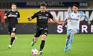 SCP-Akteur Marcel Hoffmeier legt gegen den Schalker Yusuf Kabadayi (r.) den Vorwärtsgang ein. Im Hintergrund ist Florent Muslija zu sehen, mit dem Hoffmeier auf der linken Seite prächtig harmonierte. - Imago Images SCP-Akteur Marcel Hoffmeier legt gegen den Schalker Yusuf Kabadayi (r.) den Vorwärtsgang ein. Im Hintergrund ist Florent Muslija zu sehen, mit dem Hoffmeier auf der linken Seite prächtig harmonierte. - Imago Images