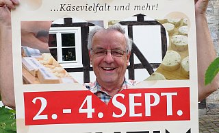 Zusammen mit Theo Reineke gilt Johannes Kröling als der Vater des Deutschen Käsemarkts. Noch im August 2016 war der Altbürgermeister als aktiver Werber unterwegs. - Josef Köhne Zusammen mit Theo Reineke gilt Johannes Kröling als der Vater des Deutschen Käsemarkts. Noch im August 2016 war der Altbürgermeister als aktiver Werber unterwegs. - Josef Köhne