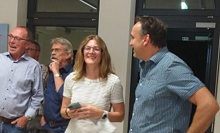 Ute Dülfer hatte am 13. September beste Laune als sie die Ergebnisse der Bürgermeisterwahl in Lichtenau sah. Vor der Stichwahl gibt es aber einen verschärften Wahlkampf - angefacht von der CDU. - Regina Brucksch Ute Dülfer hatte am 13. September beste Laune als sie die Ergebnisse der Bürgermeisterwahl in Lichtenau sah. Vor der Stichwahl gibt es aber einen verschärften Wahlkampf - angefacht von der CDU. - Regina Brucksch