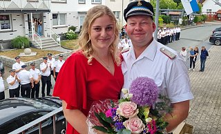 Lars Leifert und Selina Köring führen den Germeter Schützenverein als Königspaar an. - Schützenverein Germete Lars Leifert und Selina Köring führen den Germeter Schützenverein als Königspaar an. - Schützenverein Germete