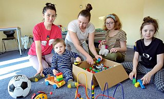 Julia, Matvei, Anastasia, Amina und Sofia (v.l.) sind dankbar für Spielzeug und erste Möbel, die Bielefelder kurzfristig gebracht haben. - Barbara Franke Julia, Matvei, Anastasia, Amina und Sofia (v.l.) sind dankbar für Spielzeug und erste Möbel, die Bielefelder kurzfristig gebracht haben. - Barbara Franke