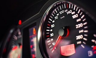 Wegen des Verdachts auf ein verbotenes Fahrzeugrennen ermittelt die Polizei gegen zwei Männer. - Pixabay Wegen des Verdachts auf ein verbotenes Fahrzeugrennen ermittelt die Polizei gegen zwei Männer. - Pixabay