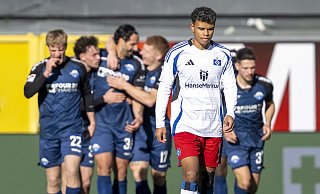 Hamburgs Ransford Königsdörffer ist enttäuscht nach dem Paderborner Tor zum 2:0. Im Hintergrund jubelt Torschütze Adriano Grimaldi (3. v. l.) mit seinen Mannschaftskameraden. - picture alliance/dpa Hamburgs Ransford Königsdörffer ist enttäuscht nach dem Paderborner Tor zum 2:0. Im Hintergrund jubelt Torschütze Adriano Grimaldi (3. v. l.) mit seinen Mannschaftskameraden. - picture alliance/dpa