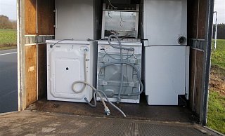 Der Klein-Lkw war mit diversen Elektrogeräten randvoll beladen. - Polizei Minden-Lübbecke Der Klein-Lkw war mit diversen Elektrogeräten randvoll beladen. - Polizei Minden-Lübbecke
